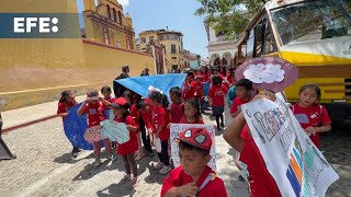 DIA Niños Tzotzil de Chiapas marchan por un trabajo digno y seguro en el Día Internacional del Trabajo