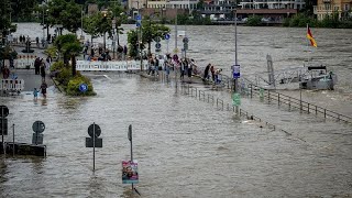 Hochwasserkatastrophe in Süddeutschland: Feuerwehrmann getötet, ICE entgleist