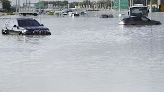 Las intensas lluvias baten récords en Emiratos Árabes Unidos e inundan el aeropuerto de Dubái