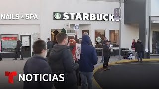 STARBUCKS CORP. En el &#39;Red Cup Day&#39; trabajadores sindicalizados de Starbucks reclaman un contrato colectivo