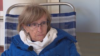 MAN Wil (82) voert protest bij verpleeghuis omdat ze haar man niet mag zien