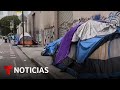 Reubican en hoteles a decenas de familias migrantes que vivían en carpas en el centro de Los Ángeles