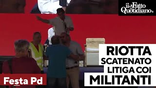 Riotta litiga coi militanti alla festa del Pd: &quot;Vi sbatto fuori io&quot;. Il video surreale