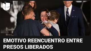 El momento en que estadounidenses liberados por Rusia se reúnen con sus familiares