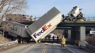 FEDEX CORP. Aparatoso accidente de un camión de FedEX en la ciudad estadounidense de Pittsford