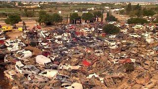 Spagna: un enorme cimitero di auto a Catarroja mostra la portata delle devastanti inondazioni