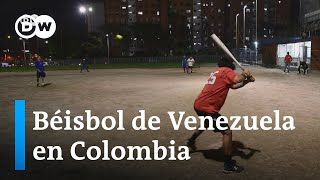 Migrantes venezolanos dan un impulso al béisbol de Colombia