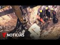 Operarios rescatan a un hombre atrapado en una zanja en una construcción en Florida