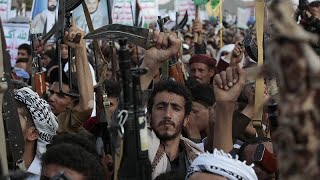 Gli Houthi dicono di aver attaccato una nave militare Usa e due petroliere a largo dello Yemen