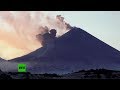 EURASIA GROUPE - El volcán activo más alto de Eurasia expulsa ceniza y flujos de lava