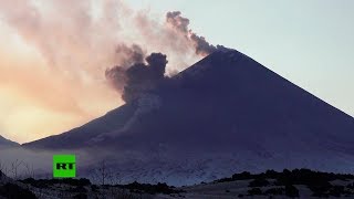 EURASIA GROUPE El volcán activo más alto de Eurasia expulsa ceniza y flujos de lava