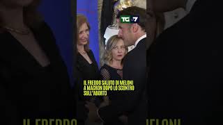 Il freddo saluto di Meloni a Macron dopo lo scontro sull’aborto