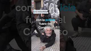 Pensionados enfurecidos chocan con la policía por veto a reforma jubilatoria de Milei en Argentina