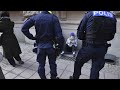 Polizei trägt Greta Thunberg vor dem schwedischen Parlament weg