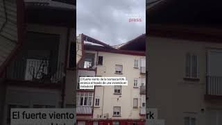 El fuerte viento por la borrasca Kirk arranca el tejado de una vivienda en Valladolid