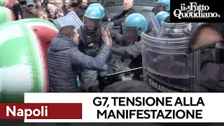 Tafferugli a Napoli contro il G7 con manifestanti &#39;armati&#39; di salvagente