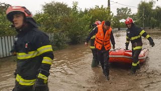 Rumänien: Hochwasser spült Häuser weg