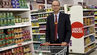 SAINSBURY (J) ORD 28 4/7P Falscher Moment: Sainsbury-Chef beim Singen von 'We're in the money' erwischt