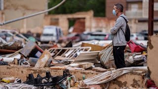 Alluvione in Spagna, continuano gli sforzi dei valenciani per ripulire la città