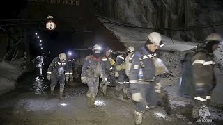 GOLD - USD Sin esperanza de rescatar con vida a 13 mineros sepultados en una mina de oro  de Rusia