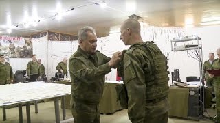 El ministro de Defensa ruso pasa revista e impone medallas a los militares rusos en Ucrania