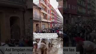 Multitud de personas limpian las calles de Massanassa (Valencia), municipio muy afectado por la DANA