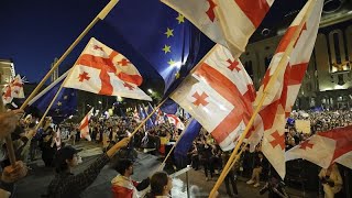 Miles de personas protestan en Georgia contra la controvertida ley de influencia extranjera