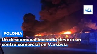 Polonia: Un descomunal incendio devora un centro comercial con 1.400 locales en Varsovia