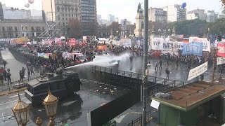 Buenos Aires, scontri tra manifestanti anti-Milei e polizia fuori dal Congresso argentino