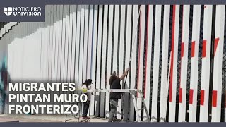 Migrantes deportados pintan el muro para estar más cerca de sus familiares que quedaron en EEUU