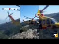 Pisa, l'elicottero Pegaso recupera due escursionisti sulla cima della montagna