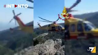 Pisa, l&#39;elicottero Pegaso recupera due escursionisti sulla cima della montagna