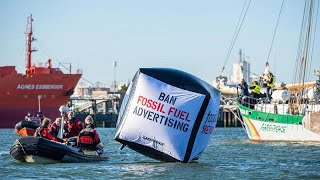 ROYAL DUTCH SHELLA Greenpeace al porto di Rotterdam sbarra l&#39;ingresso alla raffineria di Shell