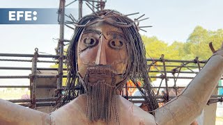 DIA Albañiles mexicanos celebran el Día de la Cruz con la construcción de 70 crucifijos
