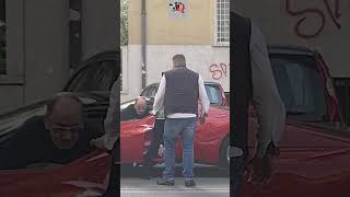 FERRARI IL PIT STOP DI ANGELUCCI: IL SENATORE SCENDE DALLA SUA FERRARI E SALE SULL&#39; AUTO DI SCORTAI  #news