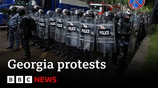 &#39;Kremlin-like&#39; law passed in Georgia as protests continue | BBC News