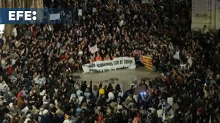 La indignación llega a las calles de Valencia mientras se intensifican labores de rescate