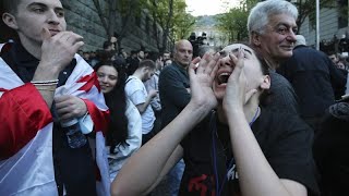 Protesta in Georgia contro la &quot;legge russa&quot; sugli agenti stranieri, scontri con la polizia e arresti