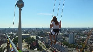 High Swing: Berlin eröffnet Europas höchste Schaukel - nur für Schwindelfreie