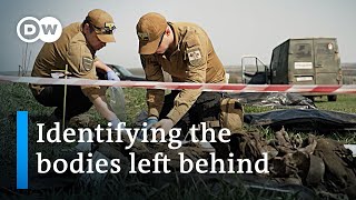 How volunteers try to identify corpses on Ukraine&#39;s battlefields | DW News