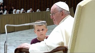 Au Vatican, un petit garçon s’invite à l’audience du Pape François