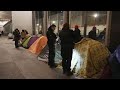 Parigi: la polizia sgombera decine di migranti davanti all'Università Sorbona