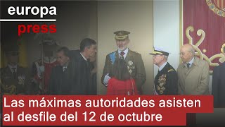 Las máximas autoridades asisten a un desfile del 12 de octubre marcado por la fuerte lluvia