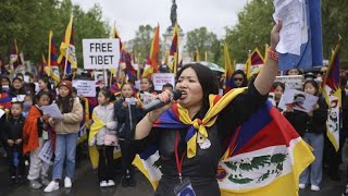 Xi Jinping in Francia: attivisti pro Tibet e Uiguri manifestano contro il presidente cinese
