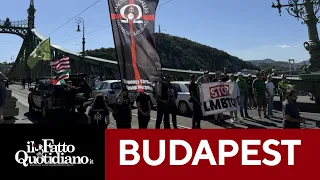 L&#39;estrema destra ungherese blocca il corteo del Pride di Budapest. Striscione: &quot;Difendere l&#39;Europa&quot;