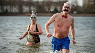 Des nageurs bravent les eaux froides pour la traditionnelle baignade du Nouvel An