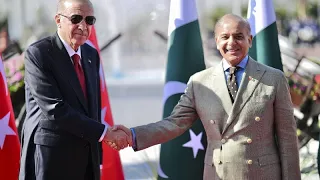 Pakistan: il saluto cerimoniale per l&#39;arrivo di Erdogan a Islamabad