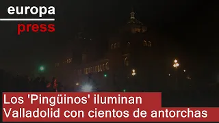 Los &#39;Pingüinos&#39; iluminan Valladolid con cientos de antorchas para recordar a los fallecidos