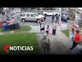 Kristi Noem, con todo y cámaras, acompaña a agentes de ICE a una redada | Noticias Telemundo
