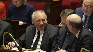 Neuer französischer Ministerpräsident François Bayrou übersteht Misstrauensvotum